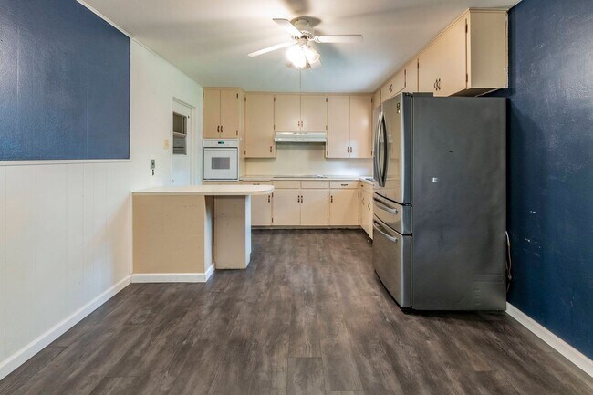 Foto del edificio - 4 Bed 3 Bath Brick Home with Fenced Yard