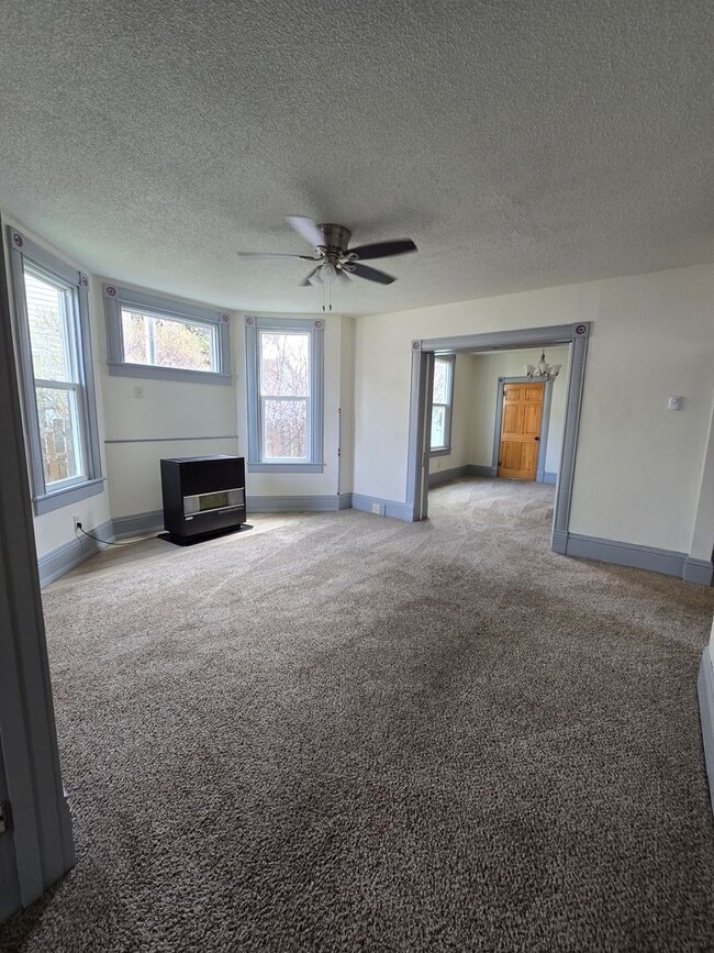 Building Photo - 3 Bed 2 Bath