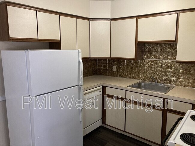 Foto del edificio - 6043 In the Pines Dr SE