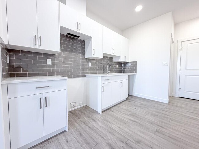 Building Photo - 3.0 bedroom in Edmonton Alberta T6W 5G4