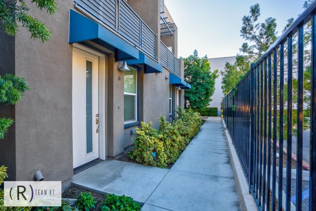 Foto del edificio - TRI-LEVEL TOWNHOME IN ELEMENTS OF ROSEMEAD!