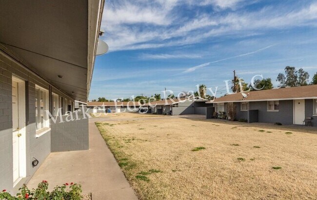 Building Photo - 2414 W Devonshire Ave