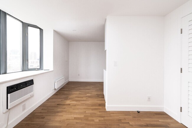 Building Photo - 800 Richmond St W