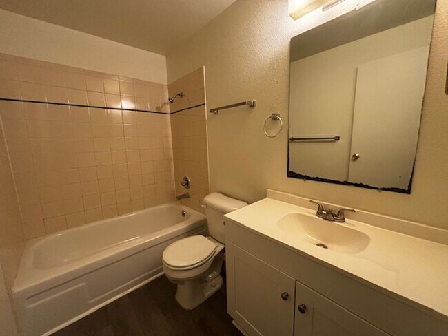 Foto del edificio - 2 Bedroom 1 Bathroom Unit Close to WWU and Fairhaven