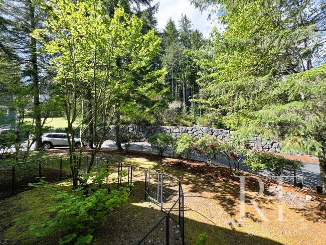 Foto del edificio - Townhome Convenience with the Feel of a Private Home