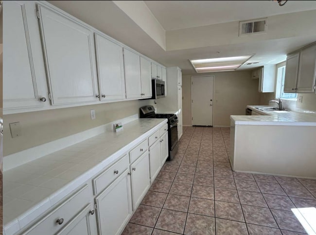 Foto del edificio - 9324 Burnet Ave