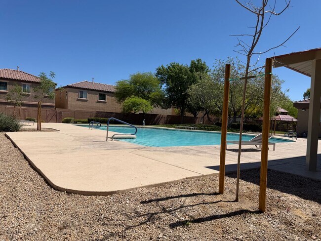 Foto del edificio - 3 bedroom 2 bath 2 car garage low maintenance