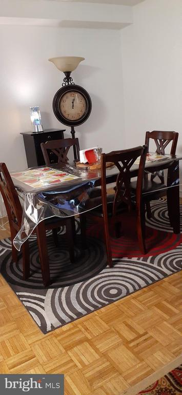 Foto del edificio - 604 S Washington Square