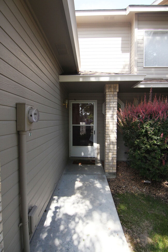 Building Photo - Beautiful Contemporary Townhome In SE Boise