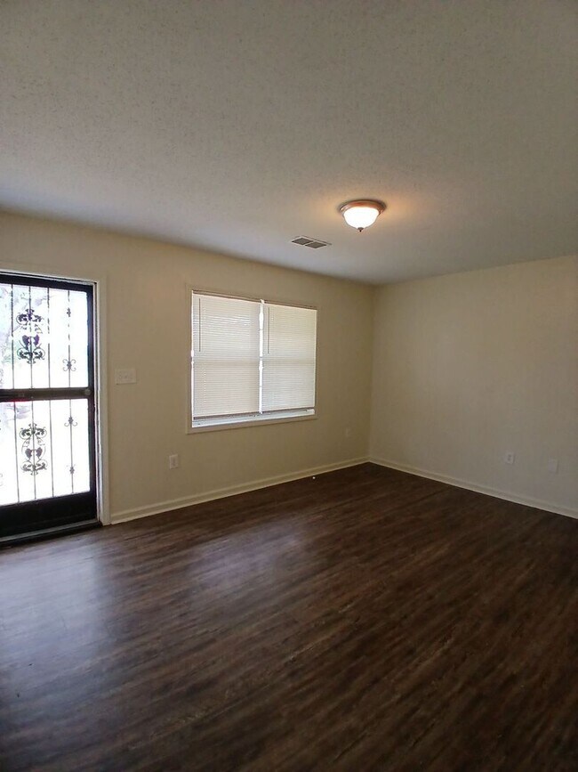 Foto del edificio - Remolded 3 bedroom 1 bath home - Westwood