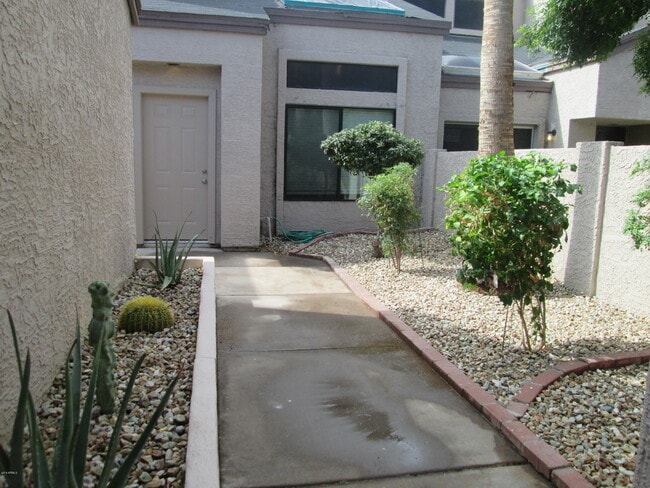 Building Photo - 3211 E Lavey Ln