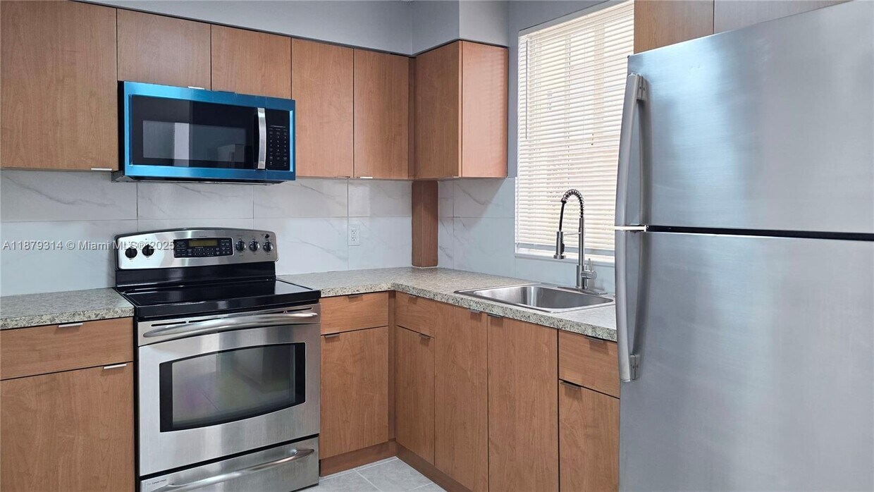 Foto principal - 6115 NW 186th St
