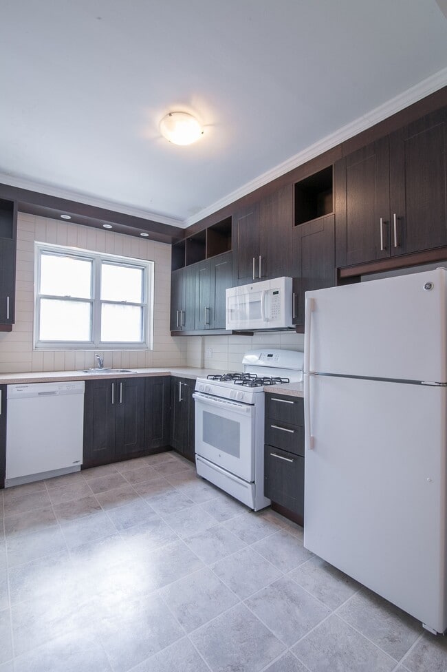 Building Photo - 6210 Avenue Deacon 6210 Chemin Deacon