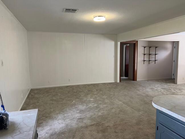 Dining area - 100 Warwick Dr