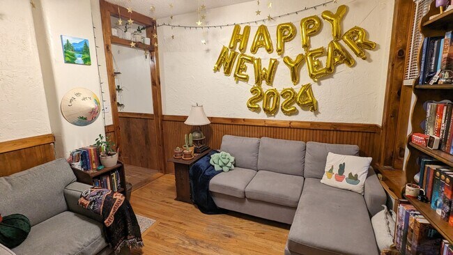 Building Photo - HALF FEE ONLY!  GRAD-Student Friendly Apt ...