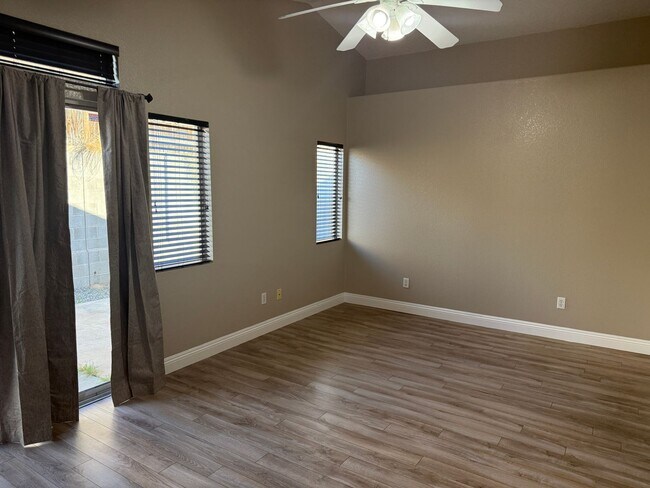 Foto del edificio - Great Area, 3 Bedroom, 2 Bath with major kitchen appliances.