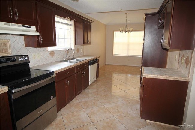Foto del edificio - 3413 Warbler Ave