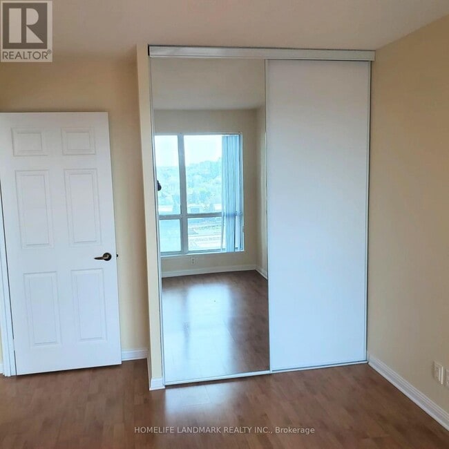 Photo du bâtiment - 8 Lee Centre Dr