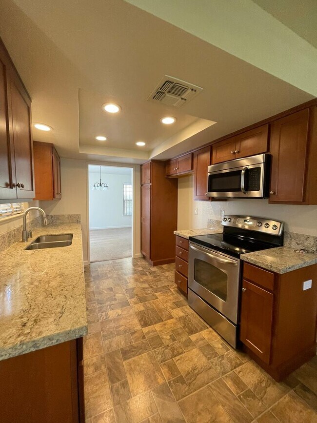 Building Photo - 3 Bedroom 2.5 Bath Home with Huge Covered Patio in Backyard!