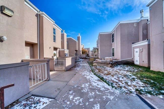 Foto del edificio - $150 OFF your first month! | $1575 | 2BR/1.5BA | Spacious Condo close to Palmer Park - Utilities ...