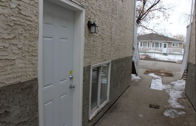 Building Photo - 543 Wascana St