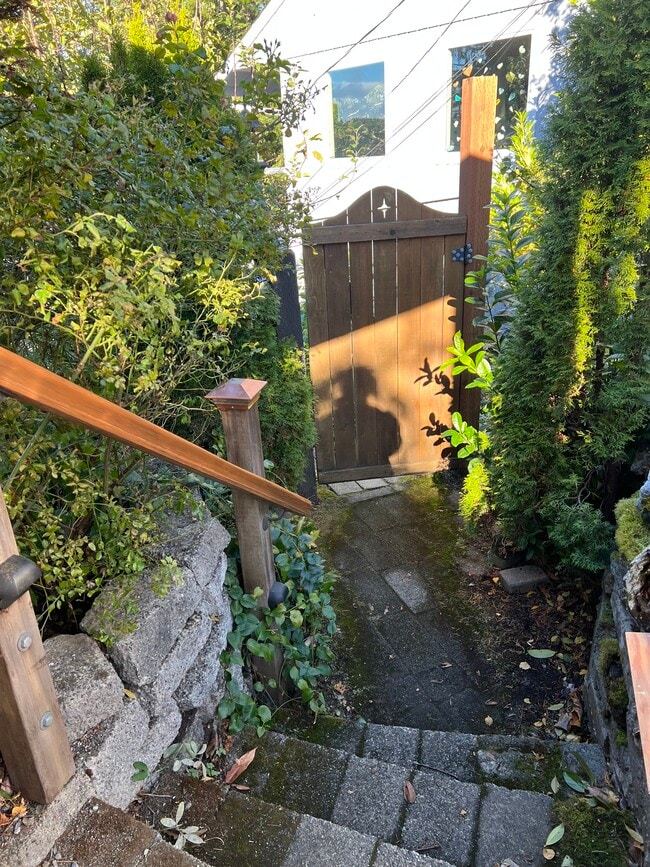 Building Photo - 6711 Sunset View Dr