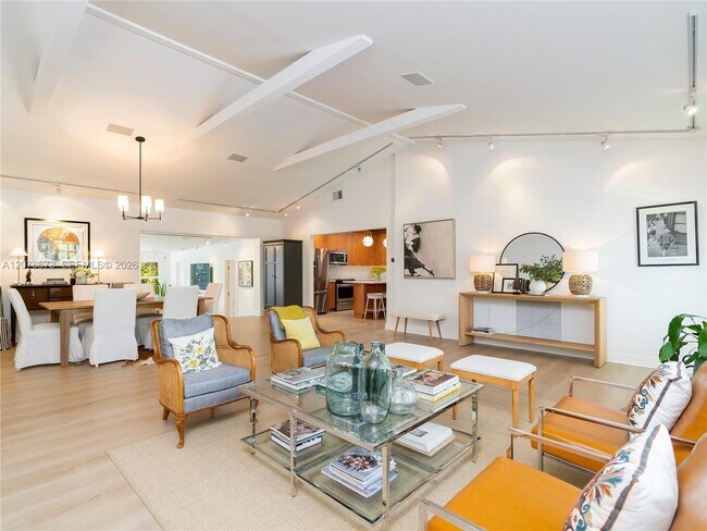 Building Photo - 5510 San Vicente St