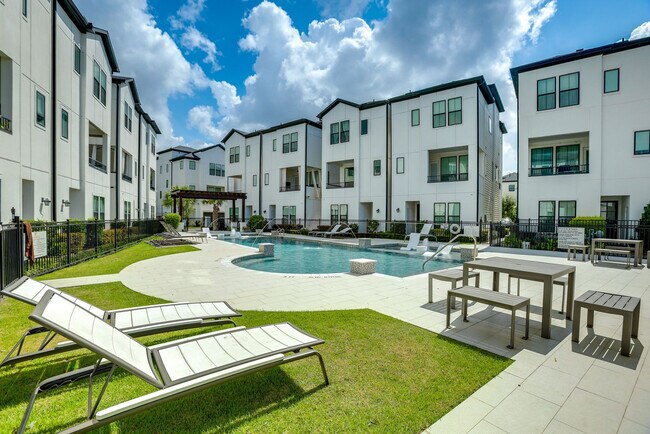 Building Photo - 2716 Grand Fountains Dr