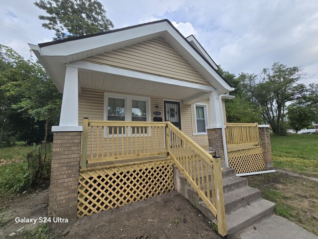 Building Photo - Beautifully Renovated 3-Bedroom Home – We ...