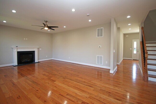 Building Photo - 2060 Willow Hill Dr