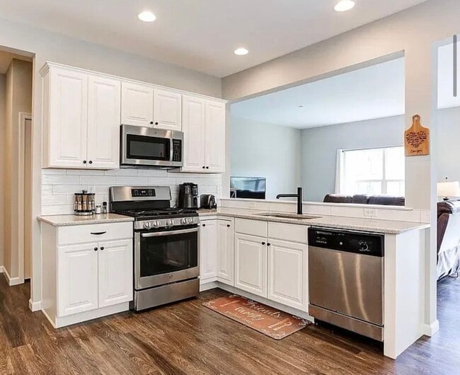 Building Photo - 3 bedroom 2.5 bathroom townhome for rent