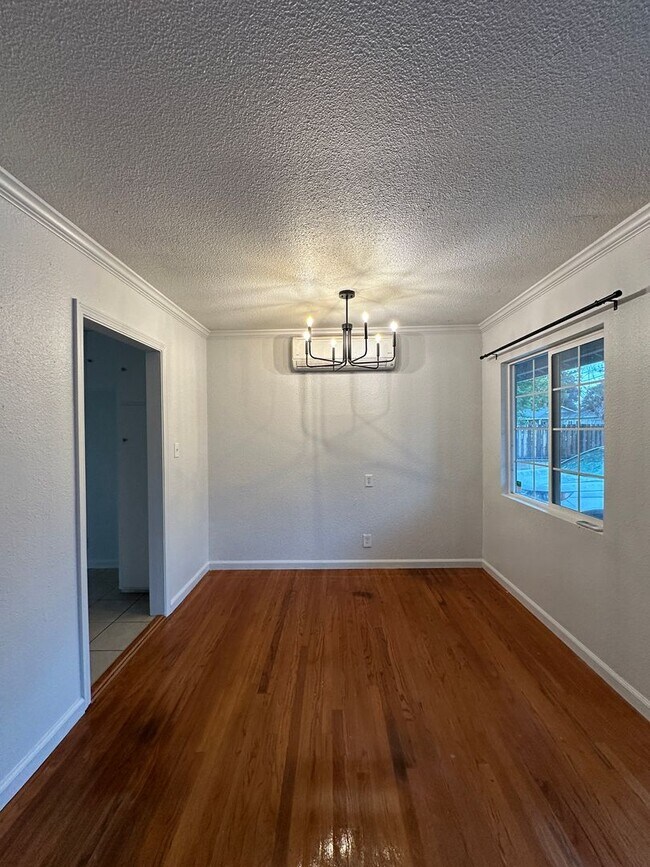 Foto del edificio - Updated & Charming 3 Bedroom Home with Fan...