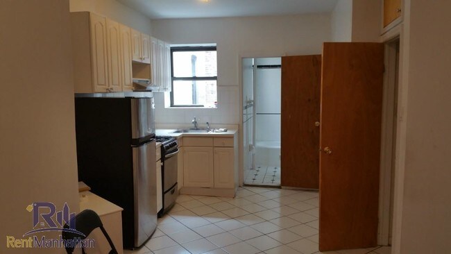 Building Photo - 170 W 109th St