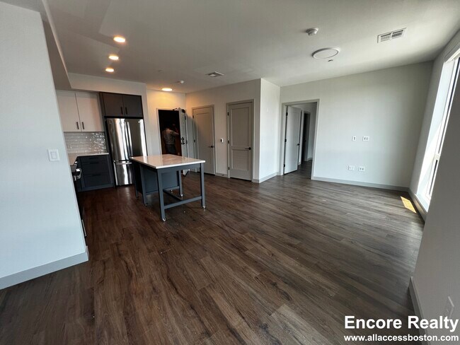 Foto del edificio - 80 Rugg Rd