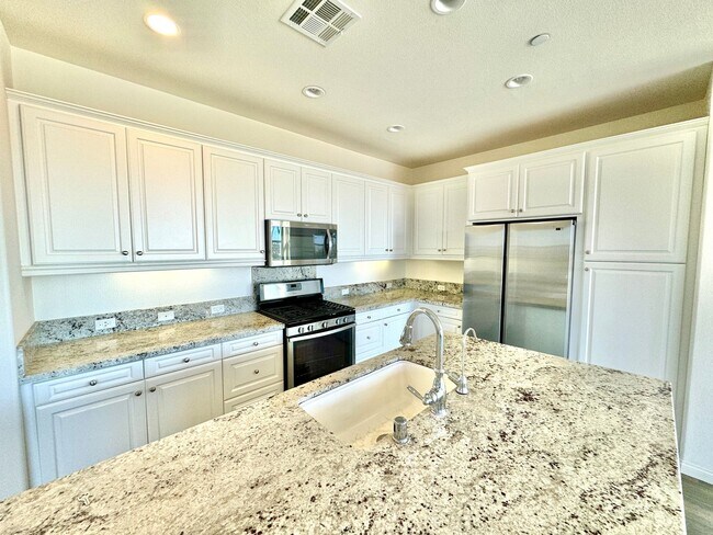 Building Photo - Great 4B/3BA Townhouse in 4S Ranch!