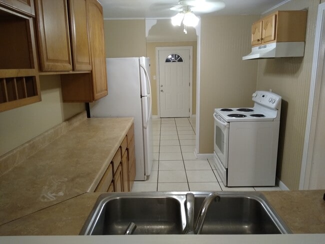 Kitchen - 815 Bay St House