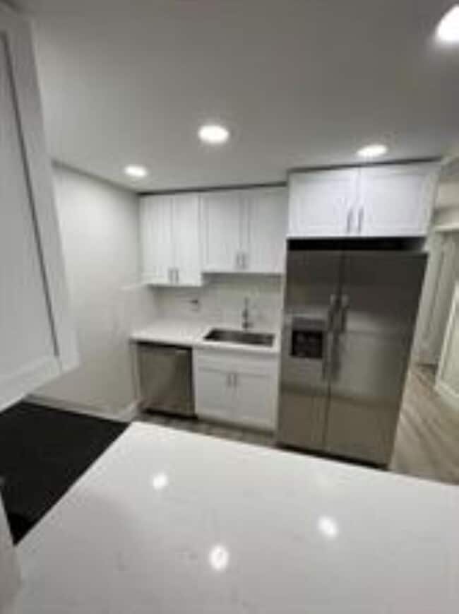 Building Photo - 2665 Middle River Dr