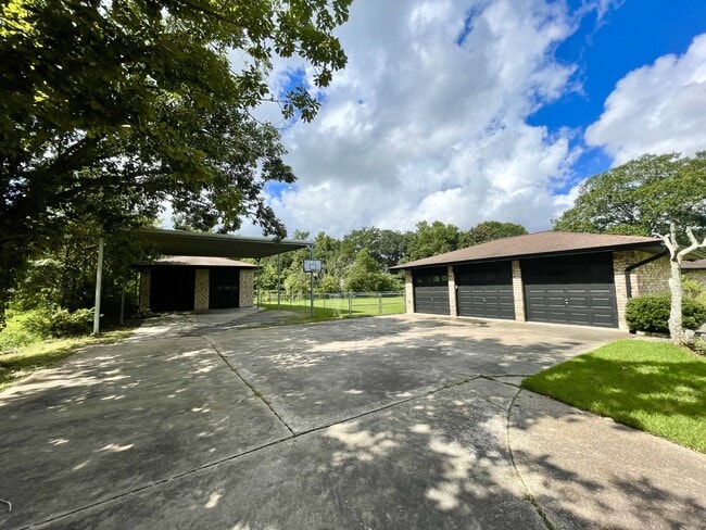 Building Photo - 1365 Wisteria St