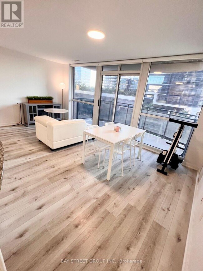 Photo du bâtiment - 33 Sheppard Ave E