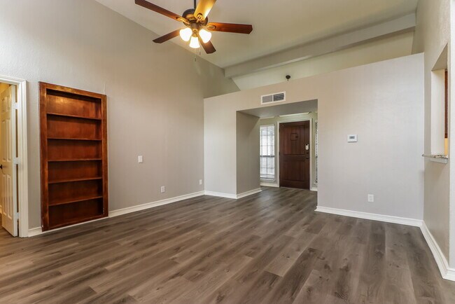 Building Photo - 2321 Clareton Dr
