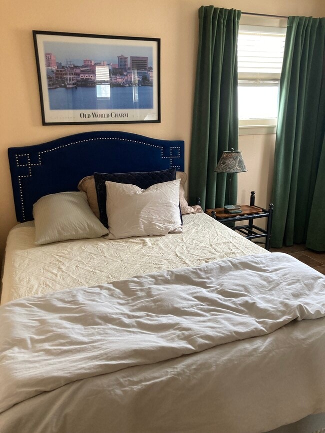 Queen size bed in Master bedroom - 613 12th St