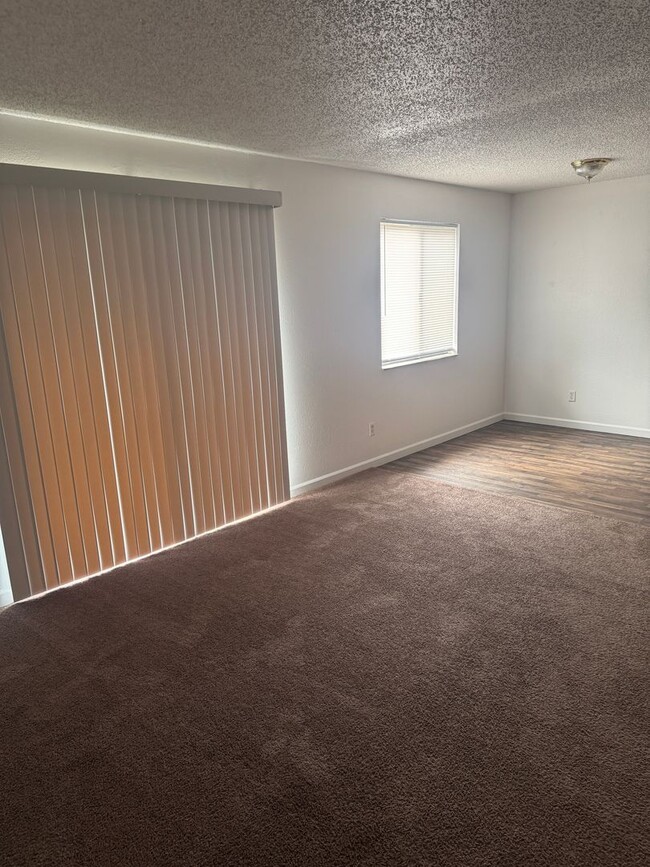 Building Photo - Spacious 2 bedroom/ 1 bath unit with inclu...