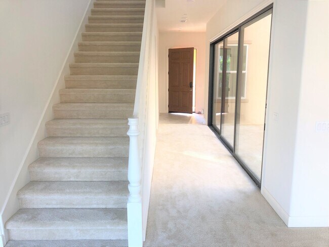 Building Photo - Amazing 5 bedroom home located in desirable Lake Forest community!