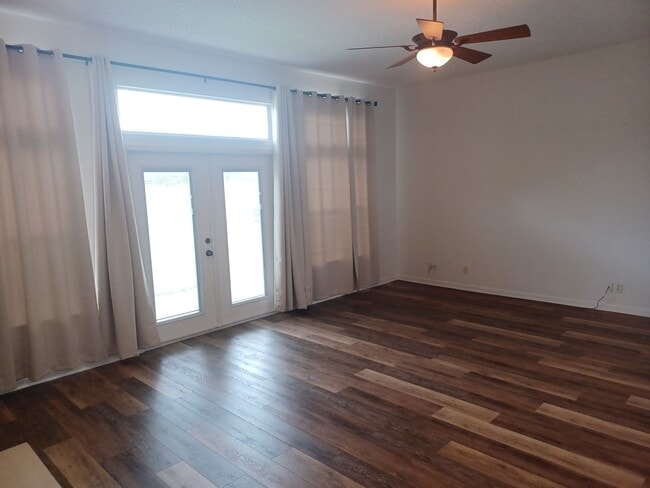 Building Photo - Large 3 BR 2 BA Rental in Desirable Area