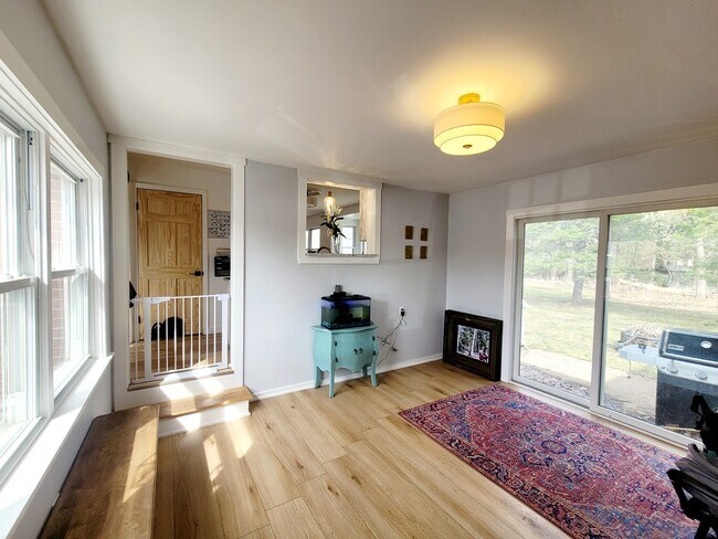 Entrada al cuarto de servicio desde el garaje adjunto para 2 autos - 1100 Orchard Park Rd