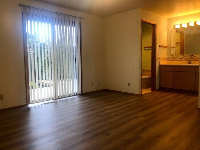 Building Photo - 3 br, 2.5 bath House - 1665 Crescent Ave