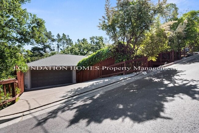 Building Photo - 9 Oak Springs Dr
