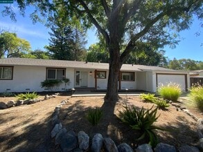 Building Photo - 632 Everett Dr