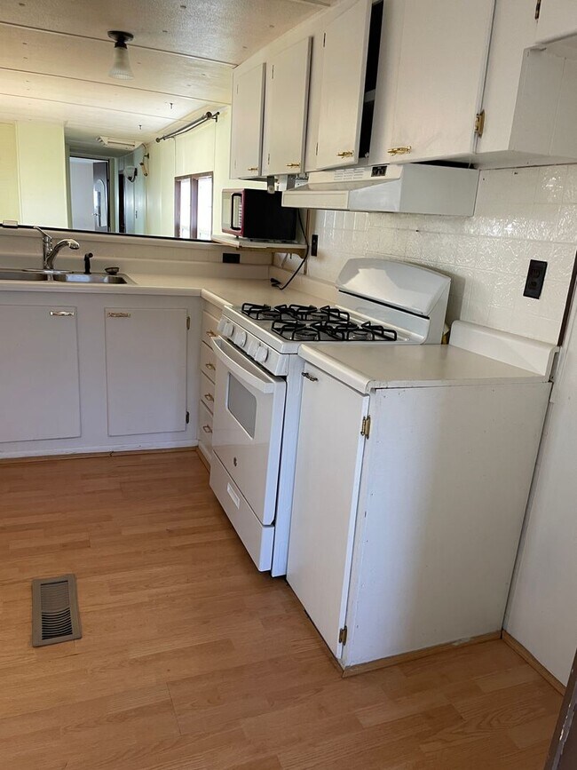 Foto del edificio - Comfortable 2+ Bedroom Mobile Home with Extra Storage and Enclosed Entries