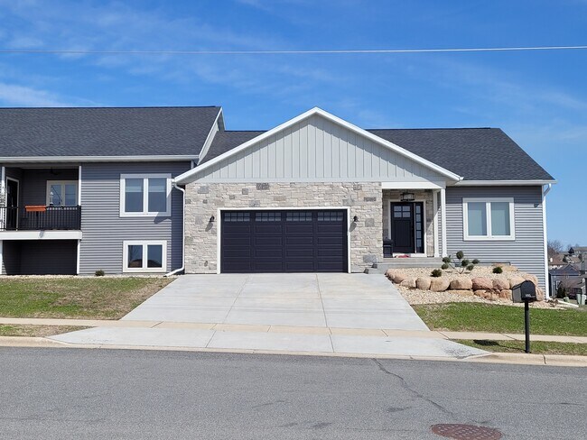 Front Entrance/Garage - 805 Blue Mounds St